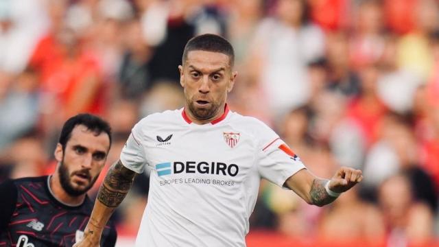 Papu Gómez pelea un balón en el Sevilla - Athletic Club