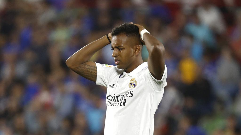 Rodrygo se lleva las manos a la cabeza tras una ocasión fallada.