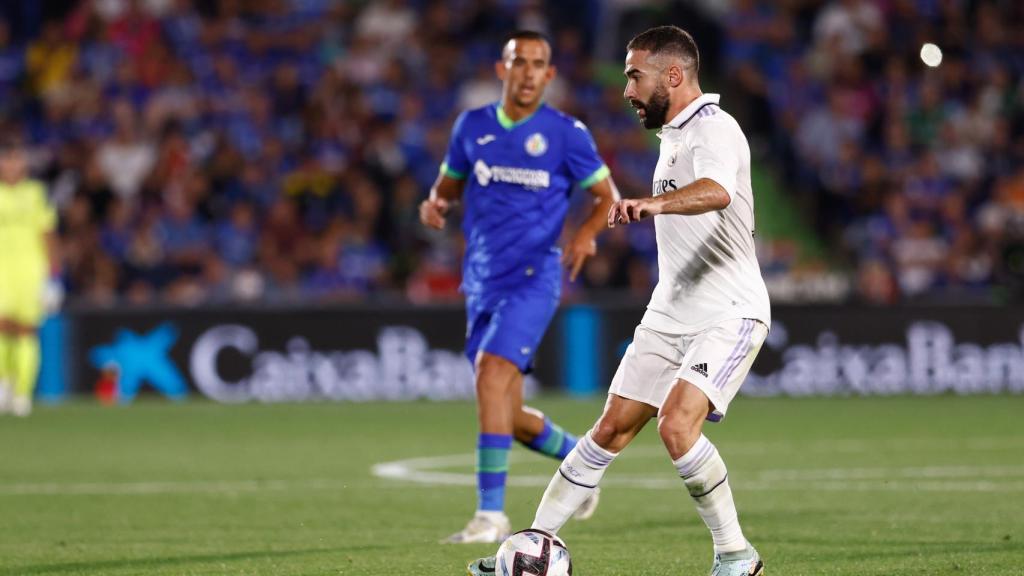 Carvajal controla el balón ante la presión del Getafe.