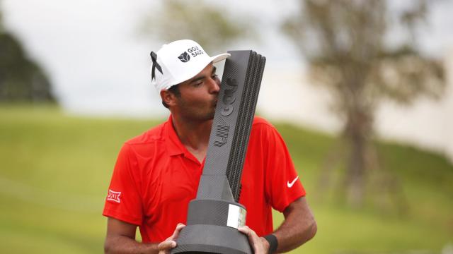 Chacarra levanta el trofeo de campeón