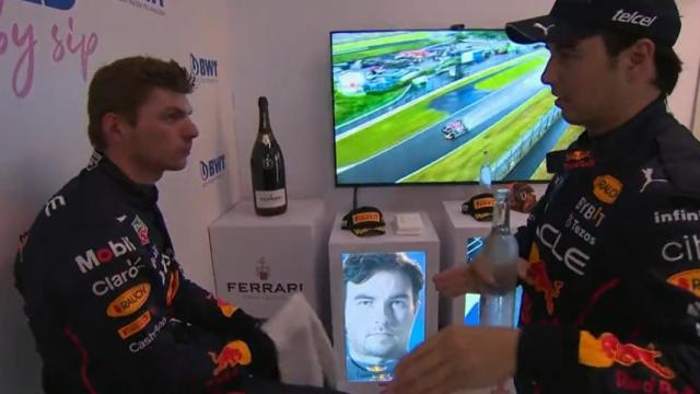 Max Verstappen y 'Checo' Pérez, conversando en la zona interior al podio