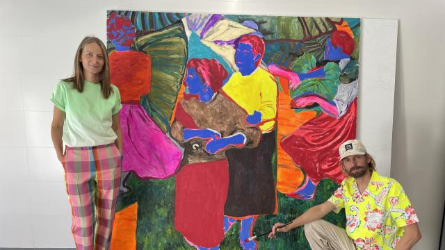 La galerista Magdalena Materna con el artista Michael Slusakowicz.