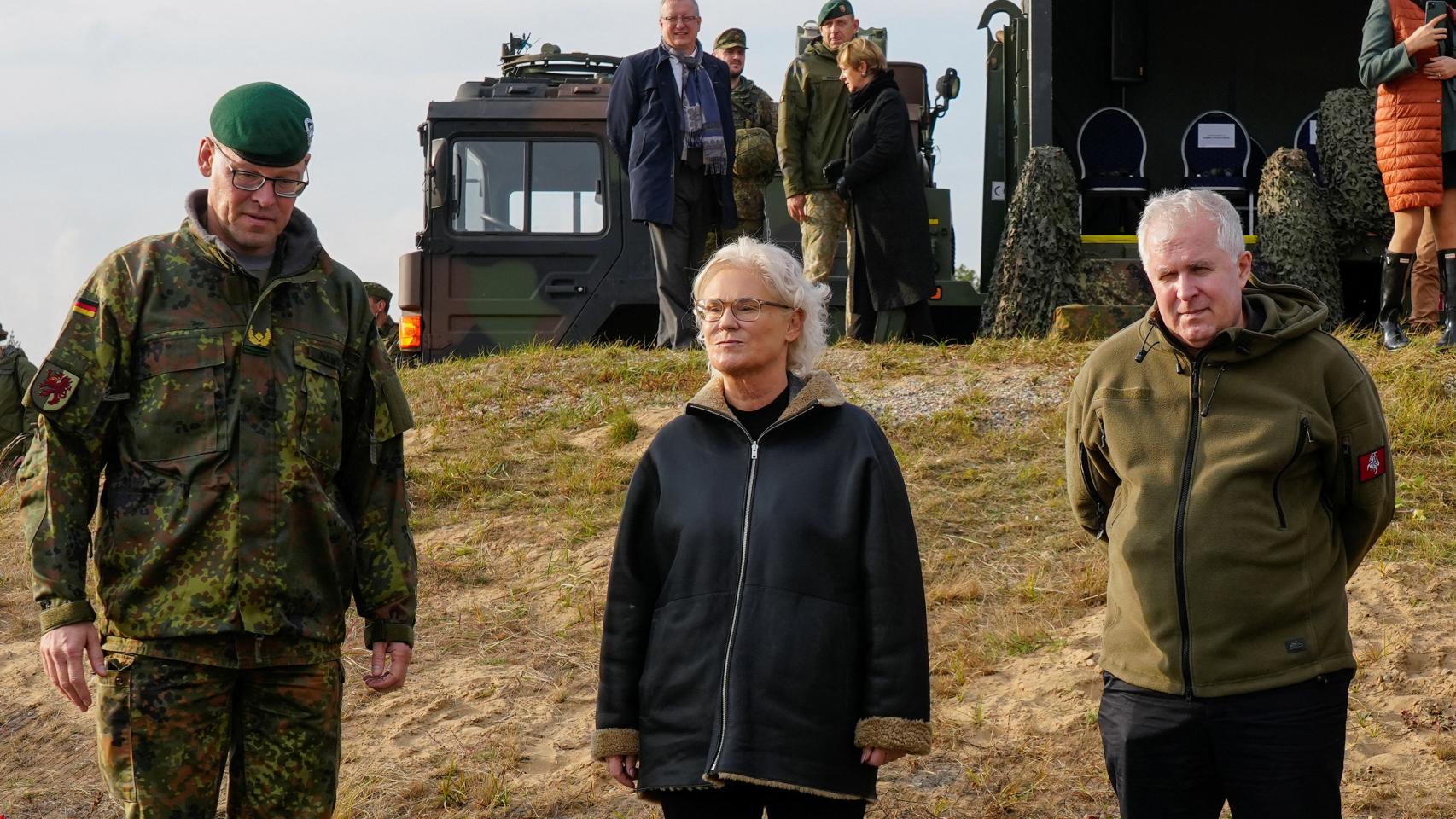 La ministra de Defensa alemana, Christine Lambrecht, y el ministro de Defensa de Lituania, Arvydas Anusauskas, durante unos ejercicios militares de la OTAN en Lituania.