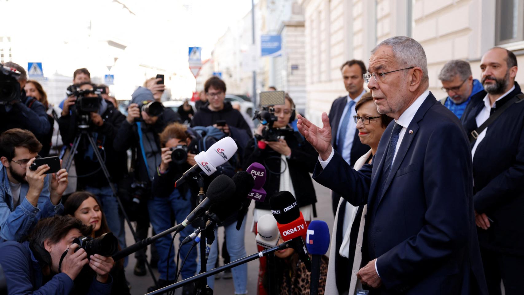Alexander van der Bellen acude a votar junto con su esposa Doris Schmidauer, en Viena.