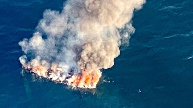 El velero incendiado.