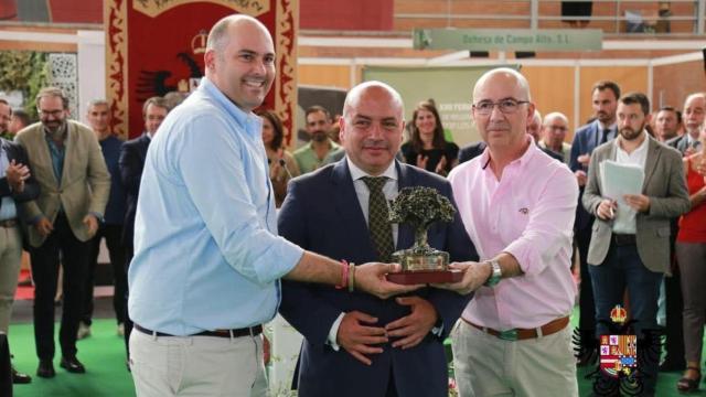 La empresa Embajada del Jamón recibe la Encina de Oro