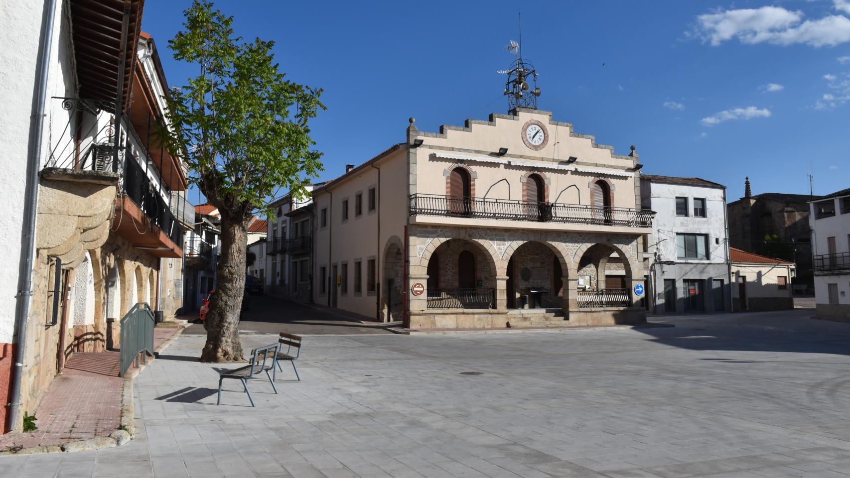 Plaza Mayor de Villarino, ya empedrada