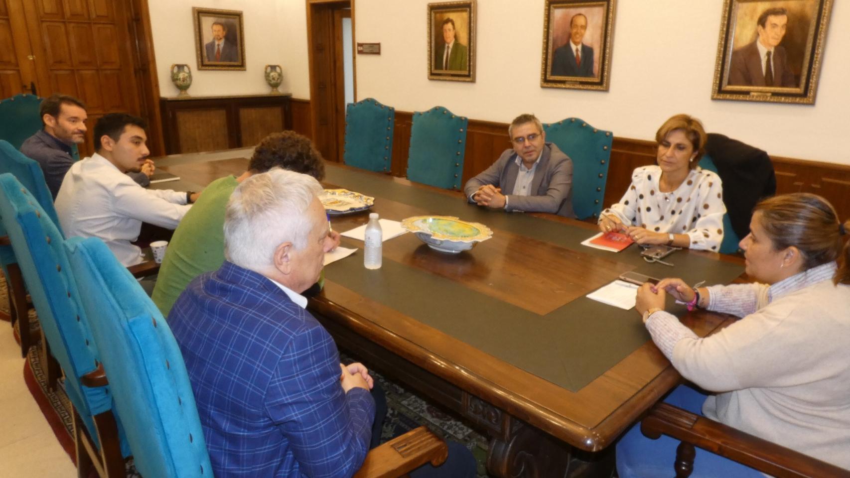 Representantes de ZPS en el Ayuntamiento de Talavera junto a la alcaldesa.