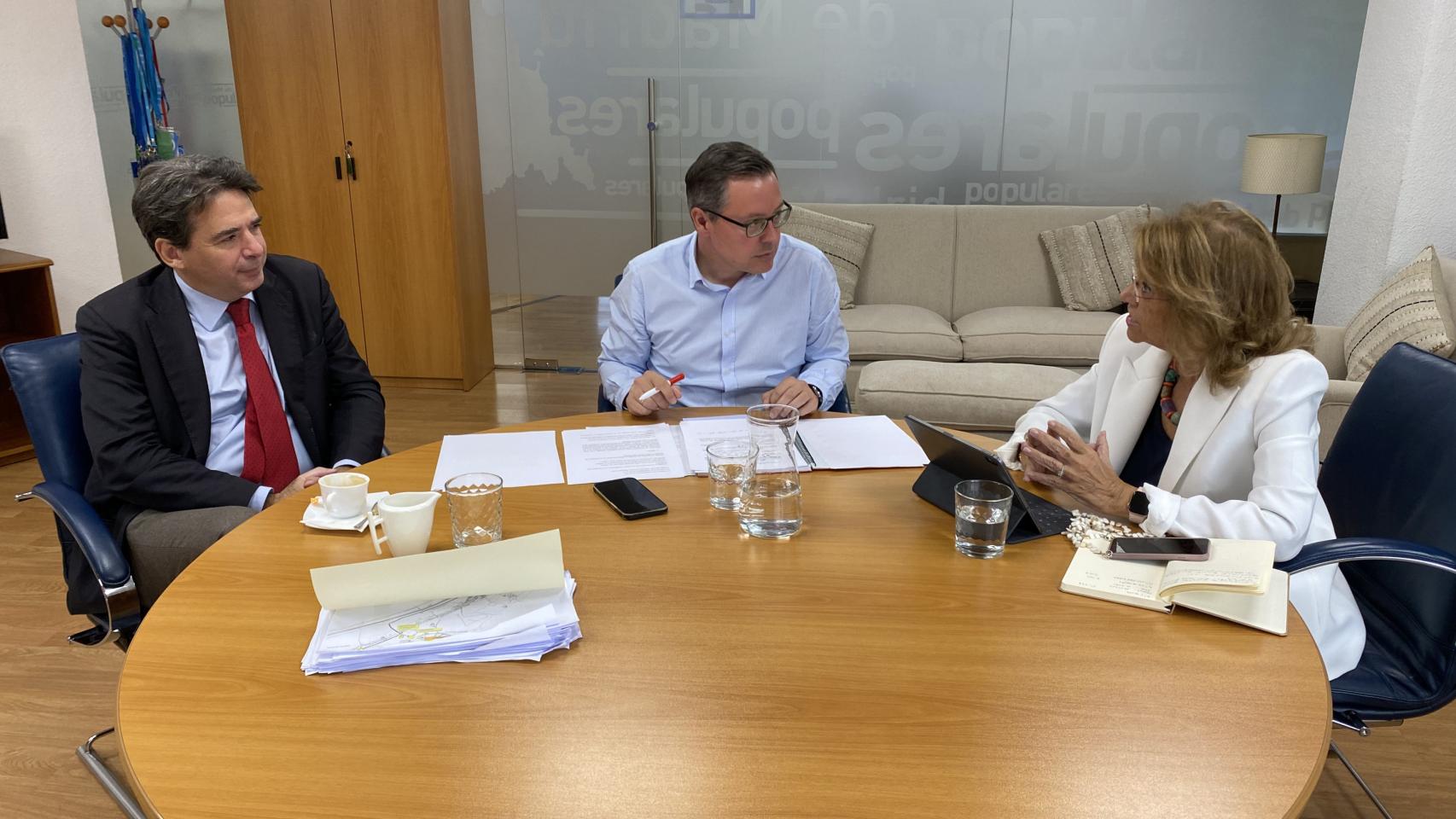 El secretario general del PP de Madrid, Alfonso Serrano, junto a los diputados por Madrid del Congreso, Percival Manglano y Elvira Rodríguez.