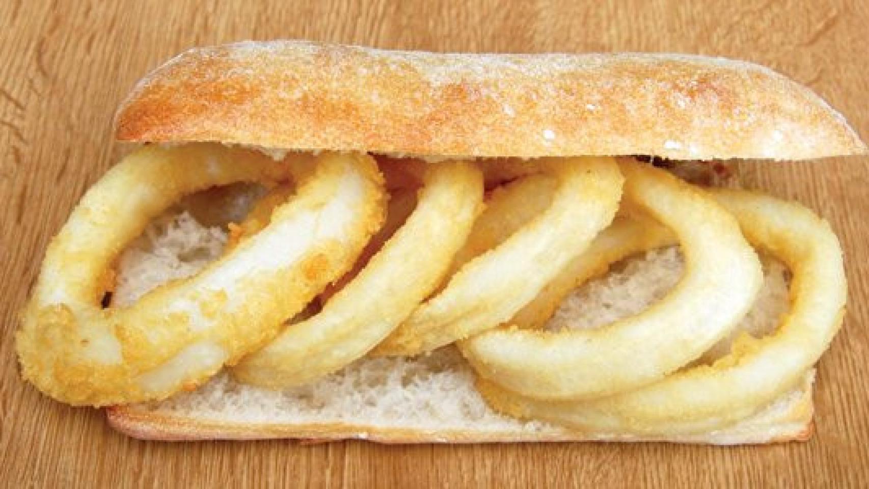 Un bocadillo de calamares elaborado con harinas refinadas.