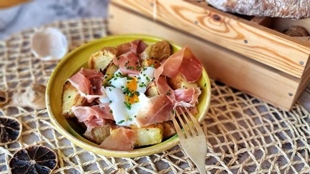 Cazuelitas de patata con huevo pasado por agua y jamón, un plato único o para compartir