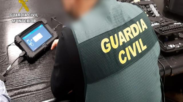 Un agente de la Guardia Civil en una investigación, en imagen de archivo.