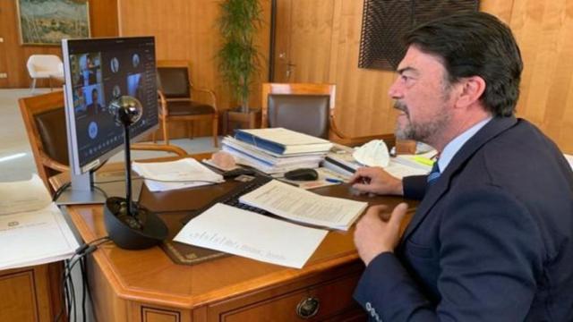 El alcalde de Alicante, Luis Barcala, en su despacho.