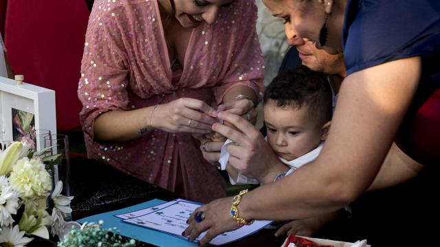 Imagen de archivo de un bautizo civil.