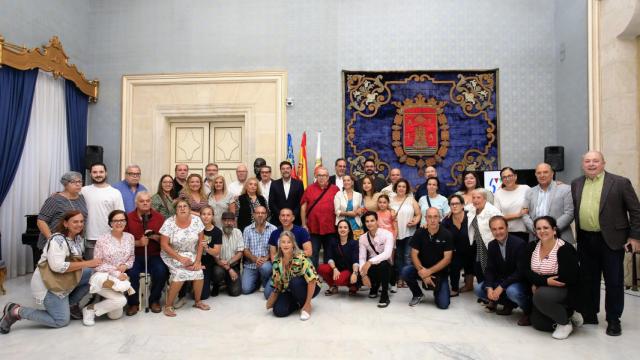 El alcalde Luis Barcala con las representaciones de las fiestas tradicionales de Alicante.
