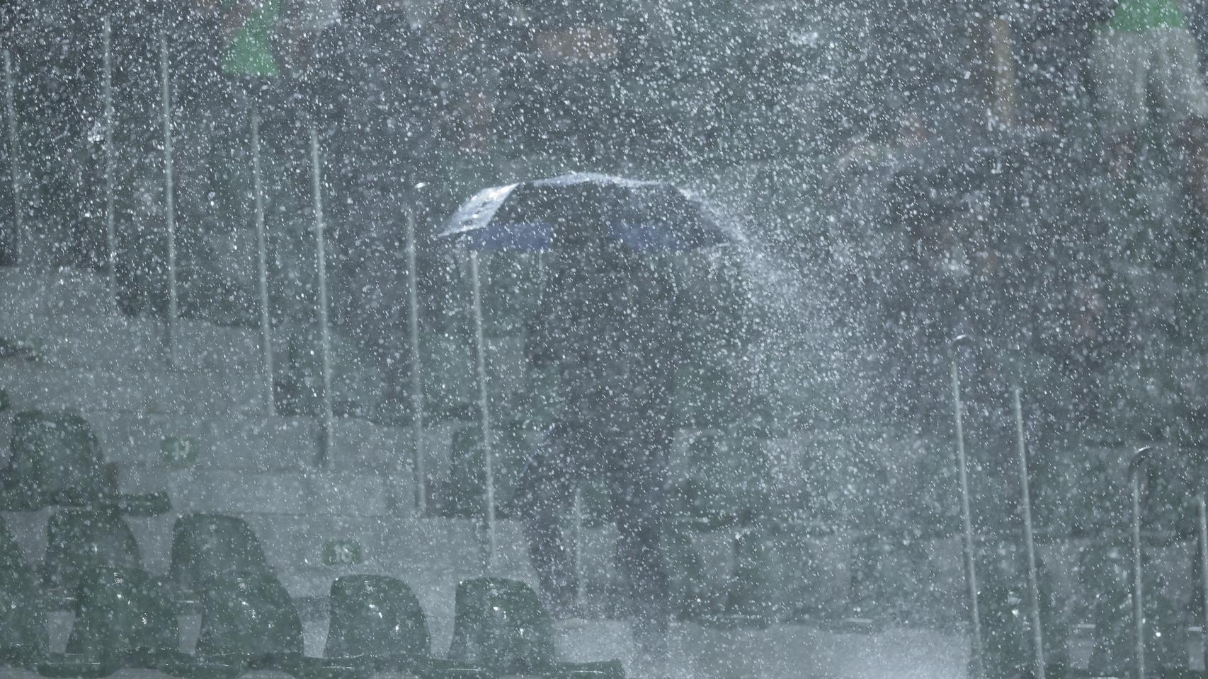 La intensidad de la lluvia ha obligado a retrasar el inicio del partido Elche contra Mallorca.