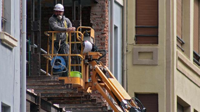 Un trabajador desempeña su labor en una obra de León