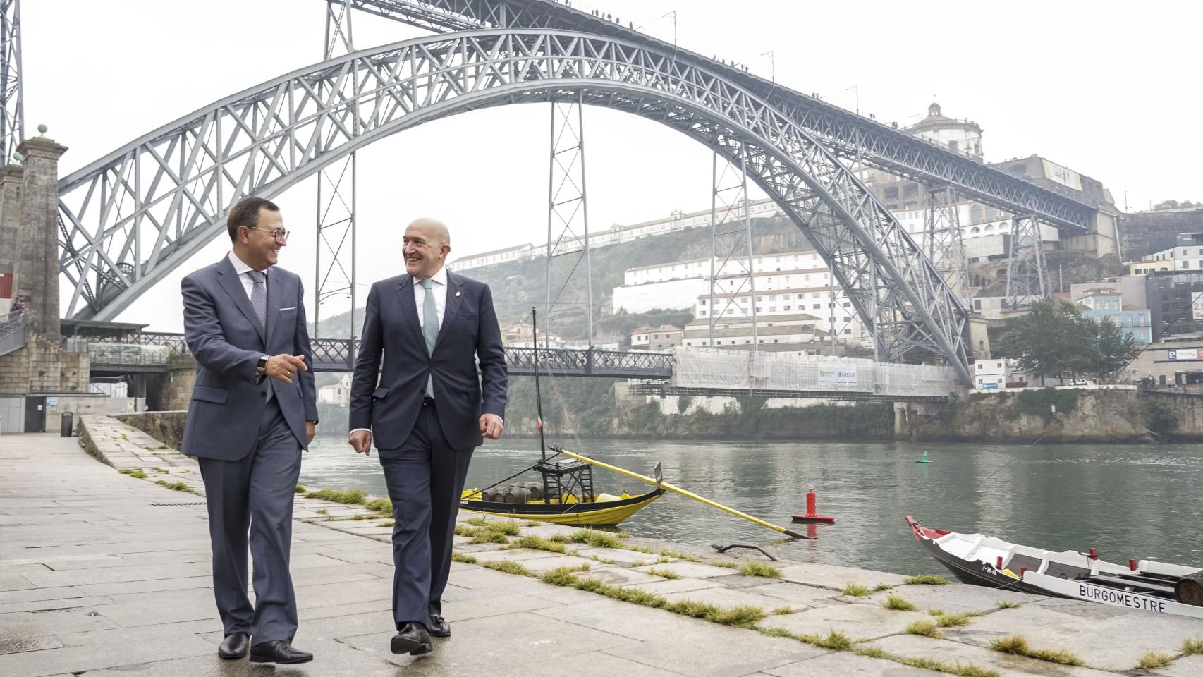 El consejero de la Presidencia, Jesús Julio Carnero, junto al director de Acción Exterior, Fernando Rubio, en Oporto