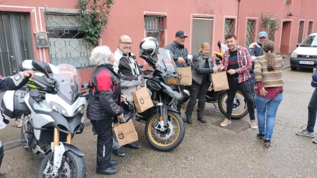 El concejal del Ayuntamiento de Guijuelo, Roberto H Garabaya entrega un detalle a los moteros