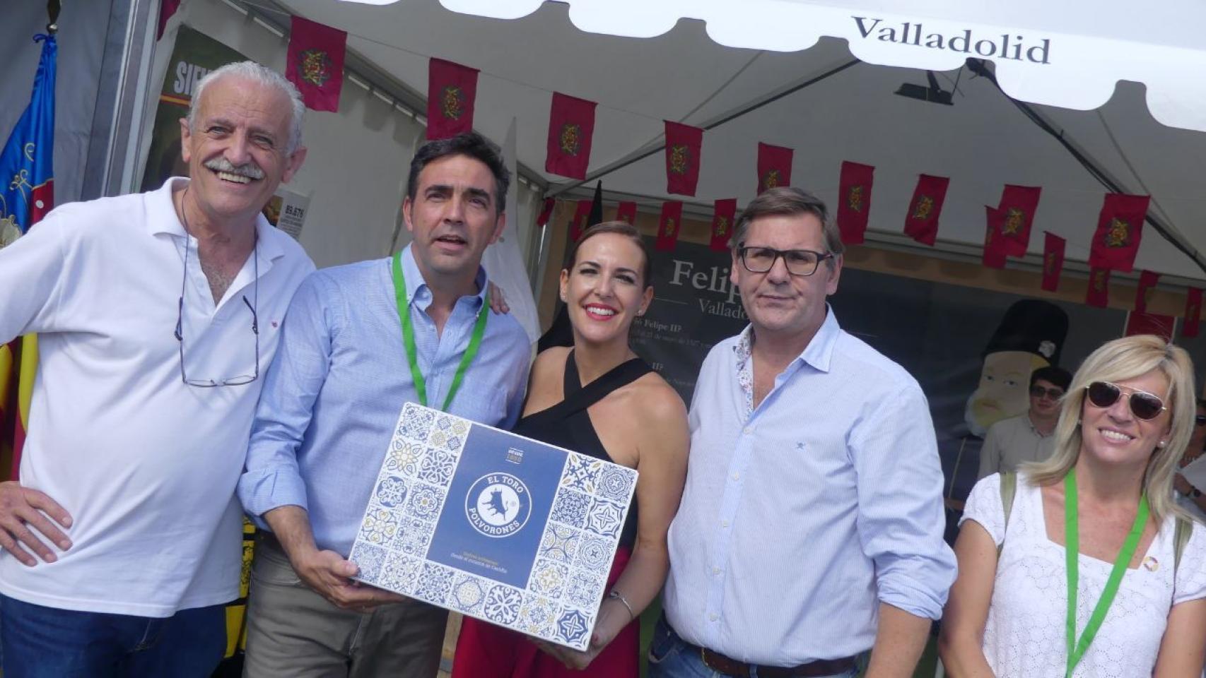 García Bartolomé entrega los polvorones a Patricia Rueda