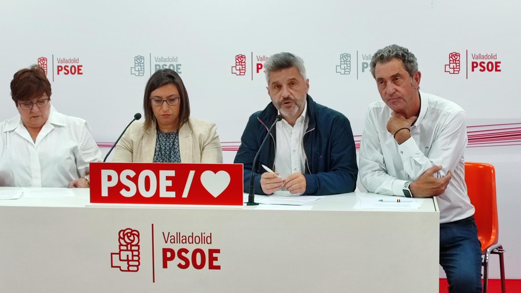 De izquierda a derecha: Helena Caballero, Sara Galván, Julio del Valle y Manuel Escarda