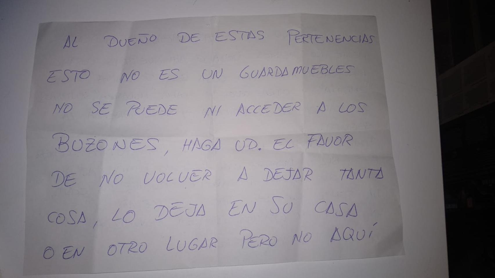 Mensaje del vecino enfadado por las cajas de mudanza