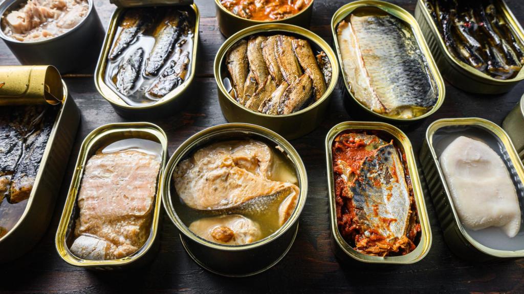 Varias latas de conserva de pescado.