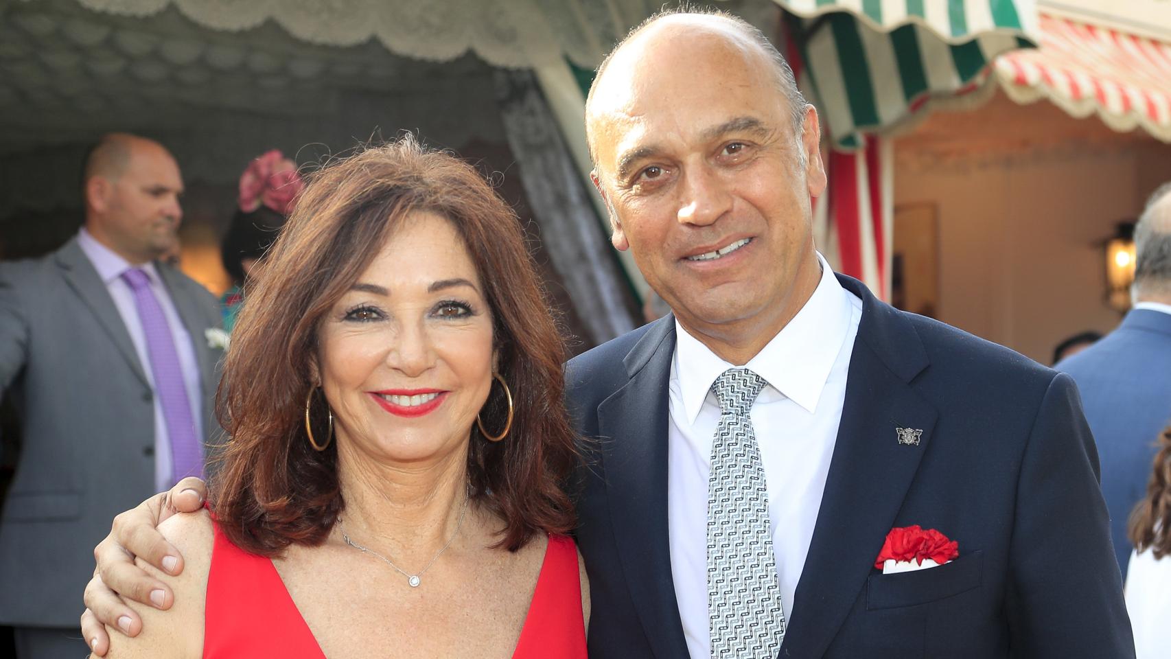 Ana Rosa Quintana junto a su marido, Juan Muñoz, en una imagen de archivo.
