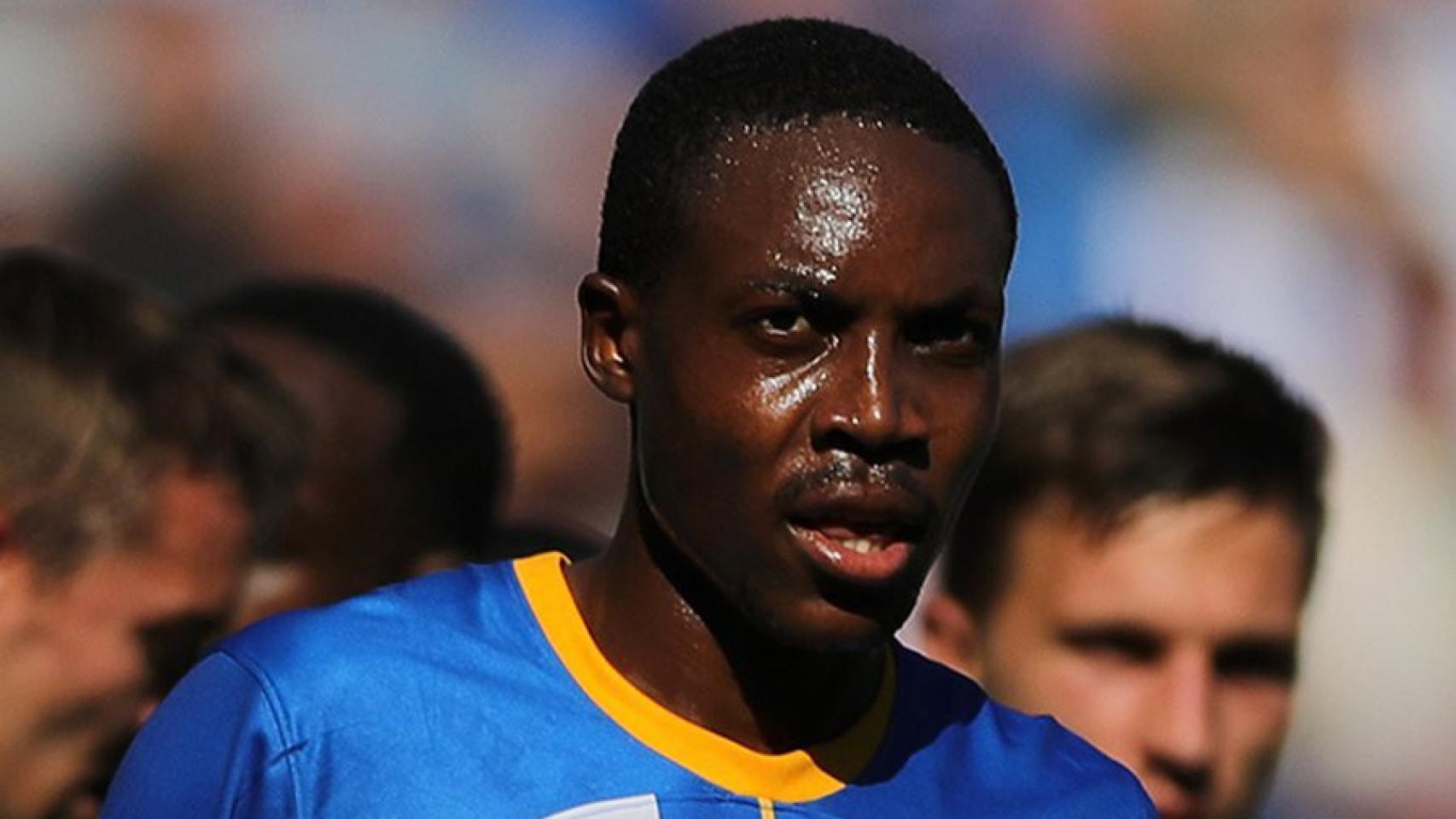 Mwepu, con la camiseta del Brighton.