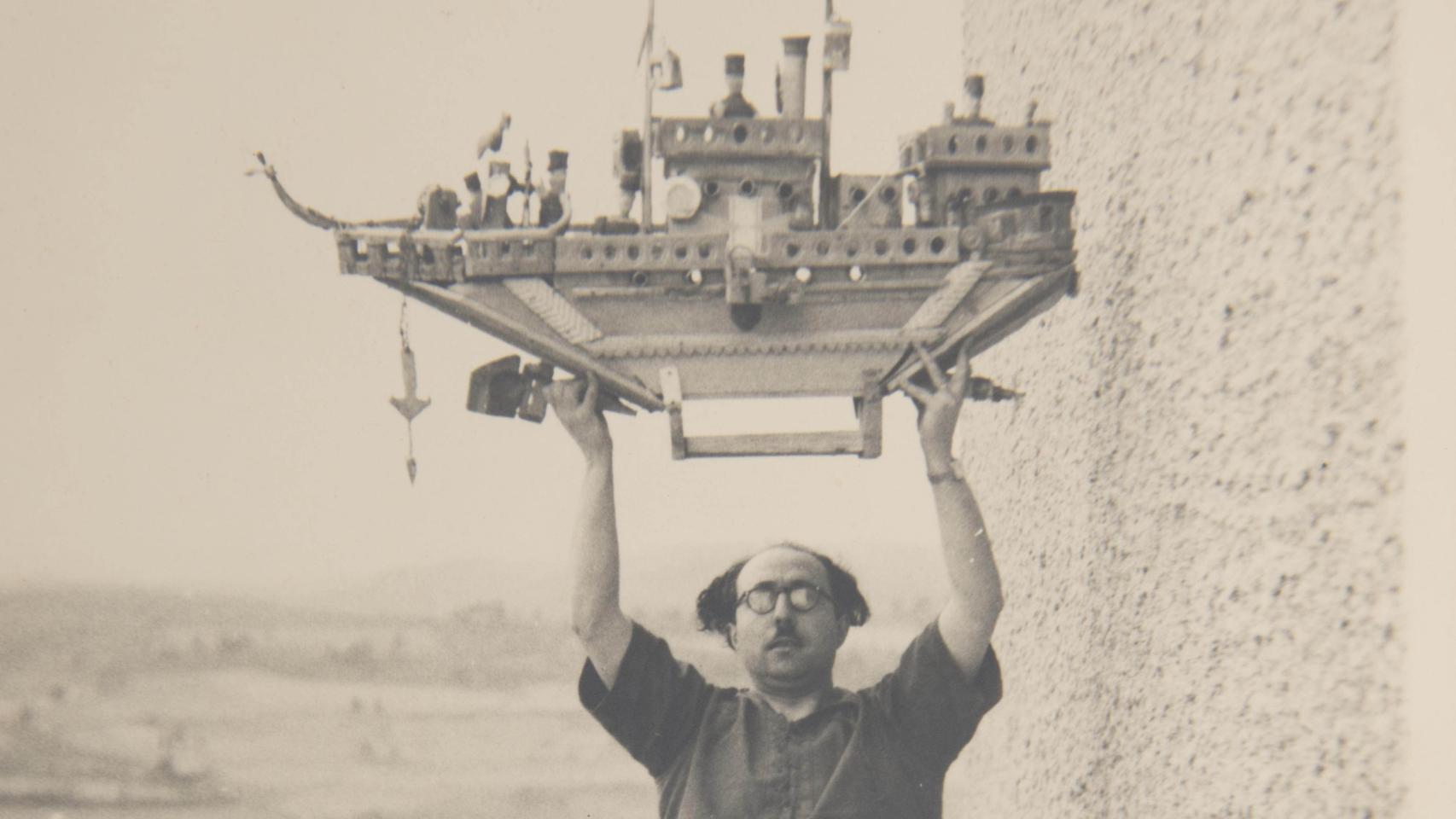 Francesc Tosquelles en el tejado del Hospital Saint-Alban, 1947. © Romain Vogoroux