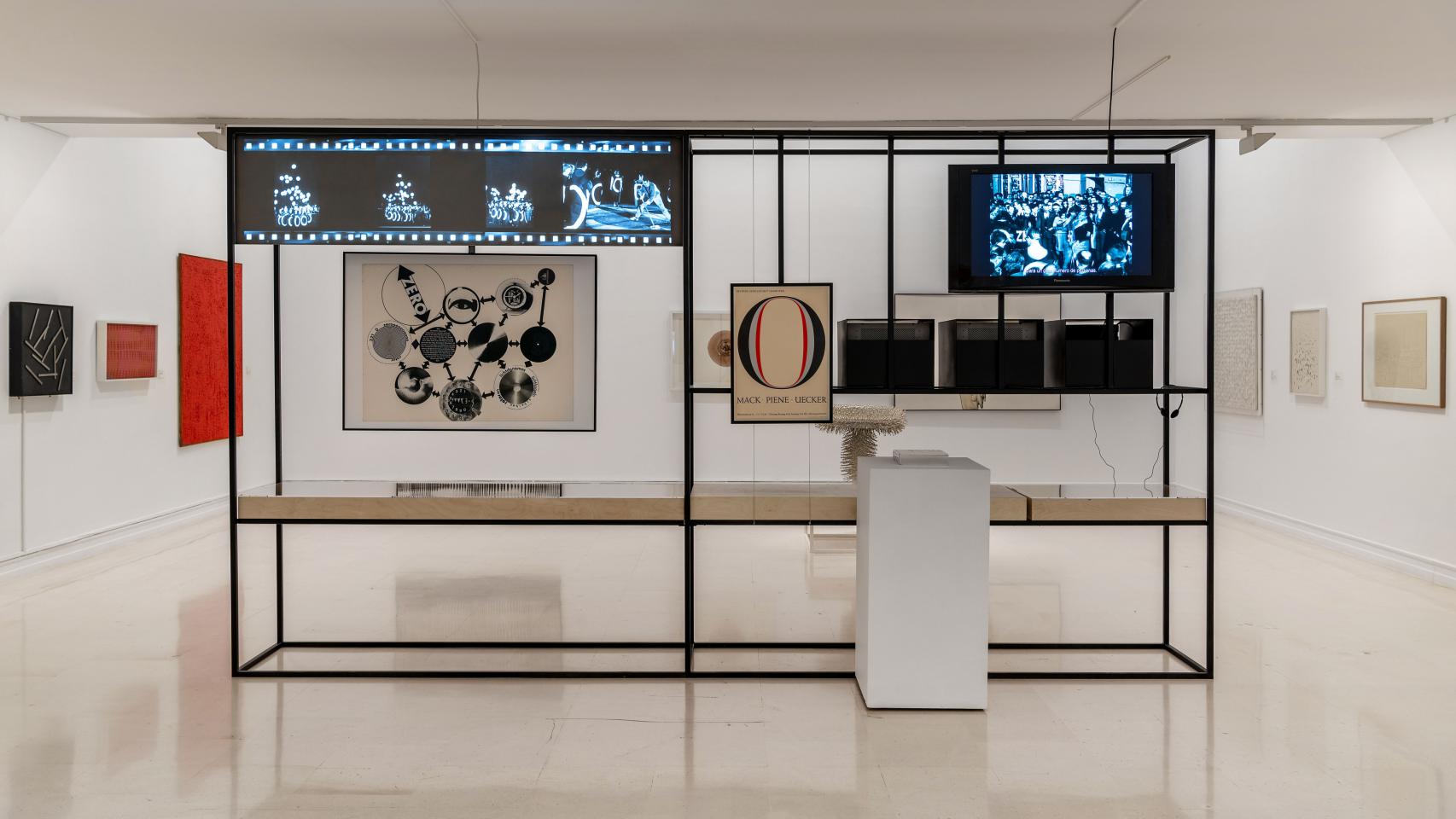 Vista de la exposición 'Lejos del vacío. ZERO y el arte de posguerra en Europa' en el IVAM