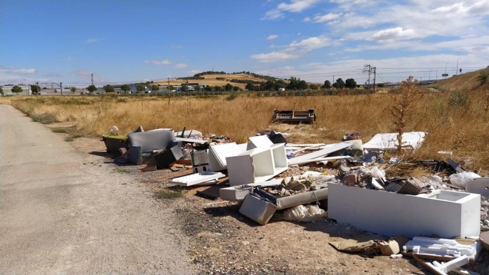 Colchones, televisiones, sofás... Valdepeñas se harta de los vertederos ilegales