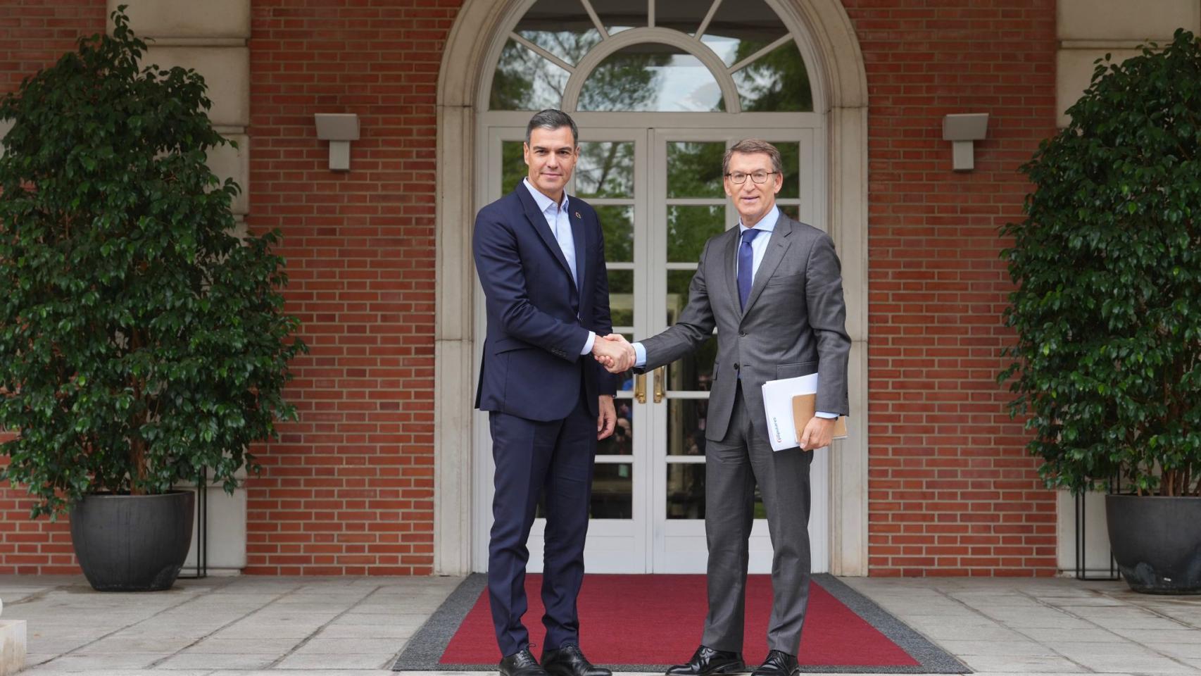 Pedro Sánchez y Alberto Núñez Feijóo, este lunes en Moncloa.
