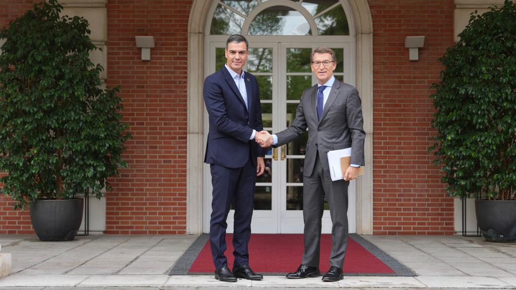 Pedro Sánchez y Alberto Núñez Feijóo, este lunes en Moncloa.