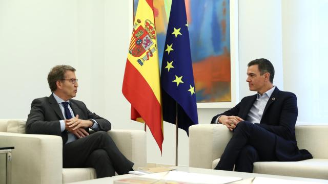 El presidente del Gobierno, Pedro Sánchez, junto al líder de la oposición, Alberto Núñez-Feijóo, este lunes en la Moncloa.