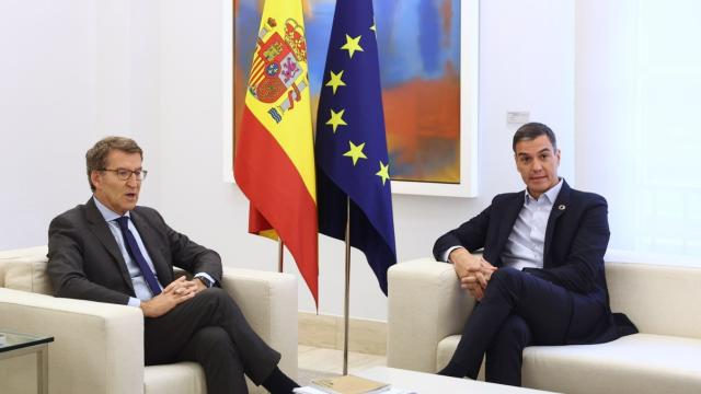 El presidente del Gobierno, Pedro Sánchez, junto al líder de la oposición, Alberto Núñez-Feijóo, este lunes en la Moncloa.