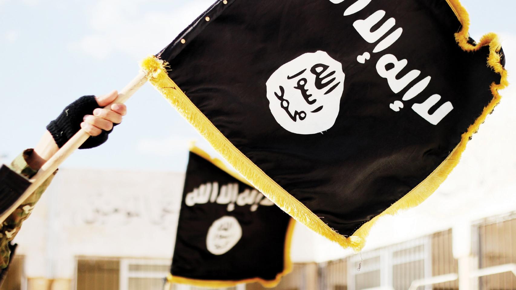 Una bandera de Estado Islámico en la ciudad de Raqqa (Siria), en noviembre de 2015.