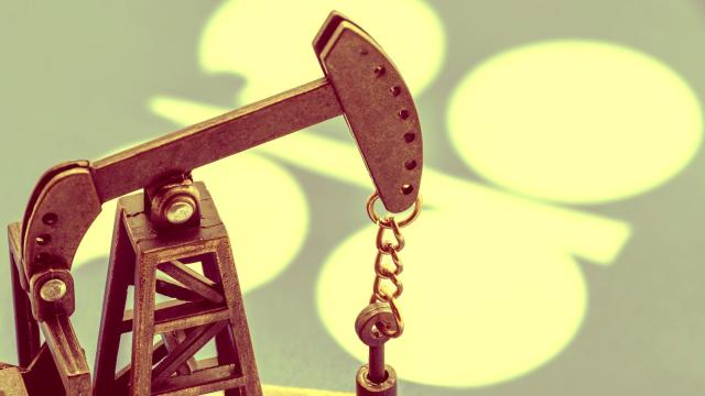 Una bomba de extracción de petróleo delante de una bandera de la OPEP.