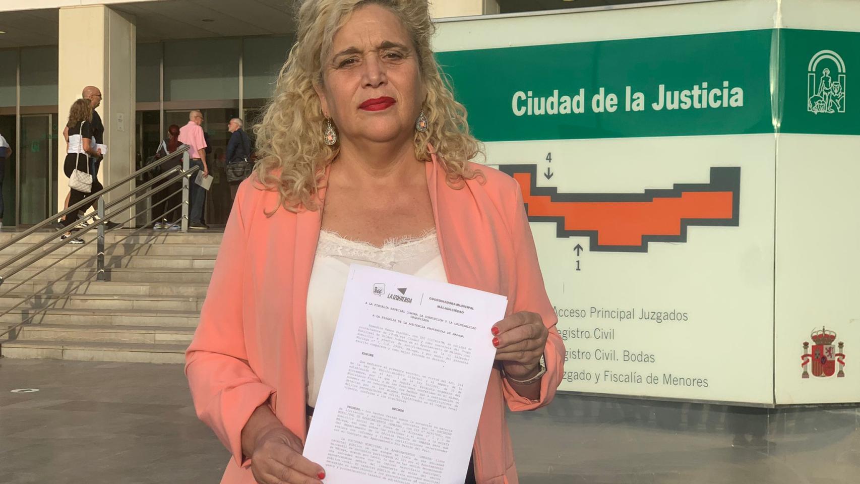 La concejala de Unidas Podemos, Remedios Ramos, ante la Ciudad de la Justicia de Málaga.