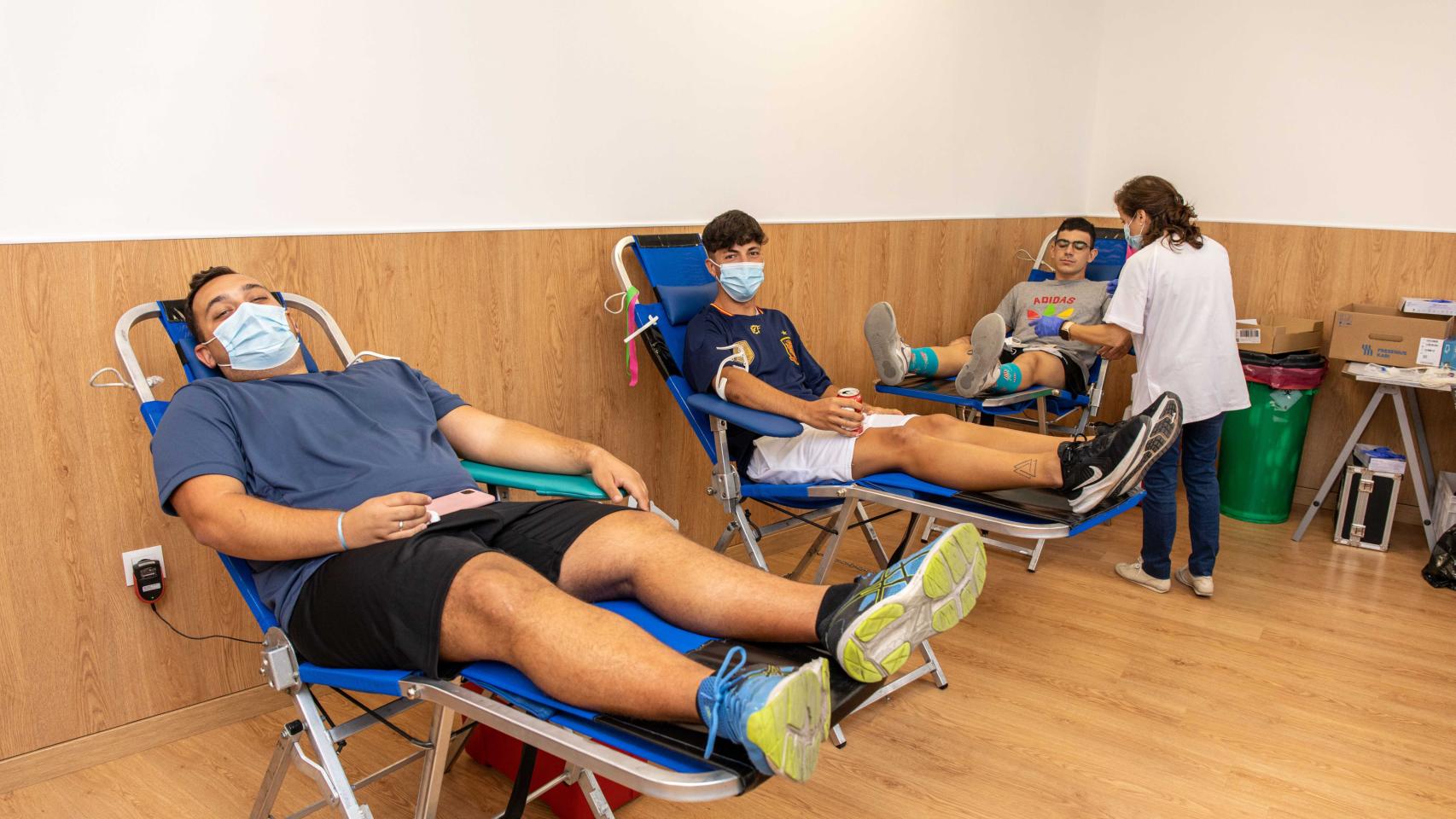 Varios jóvenes participando en esta campaña de donación.