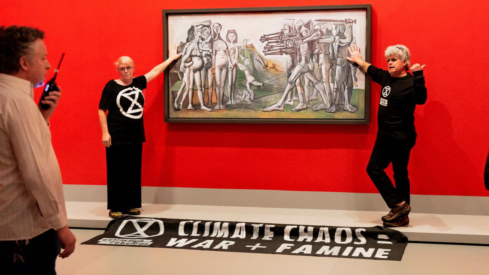 Los dos activistas que pegaron sus manos al cuadro Masacre en Corea, de Picasso.
