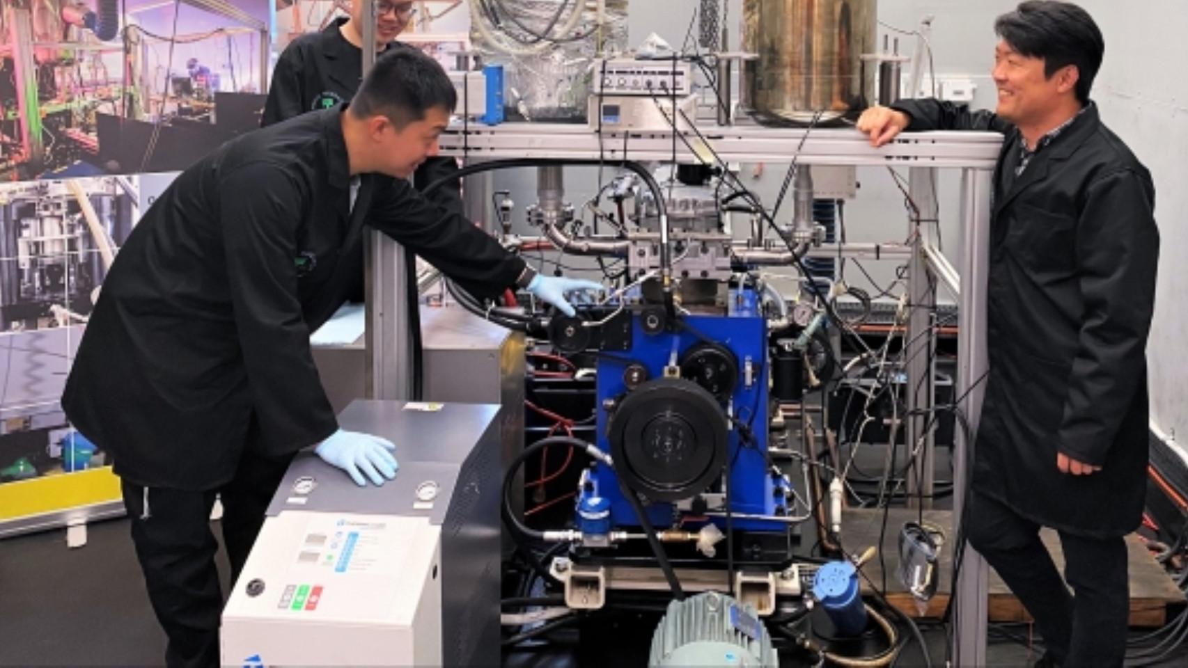 El nuevo sistema de combustible dual y sus creadores.