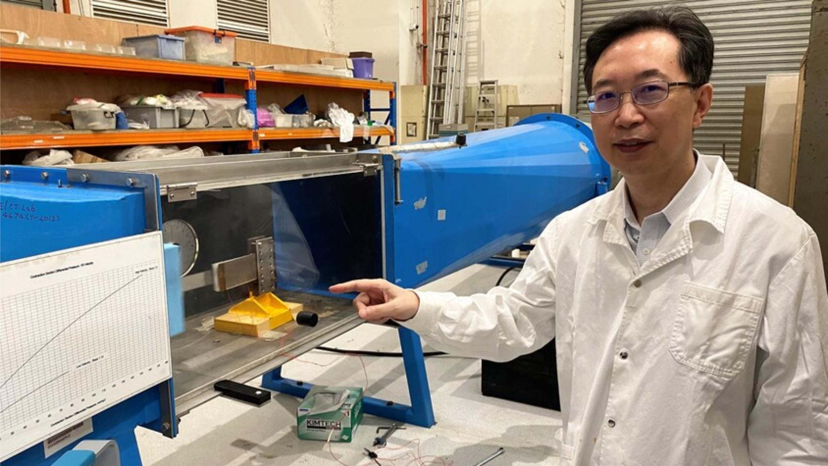 El profesor Yang Yaowen mostrando su 'cosechador del viento'