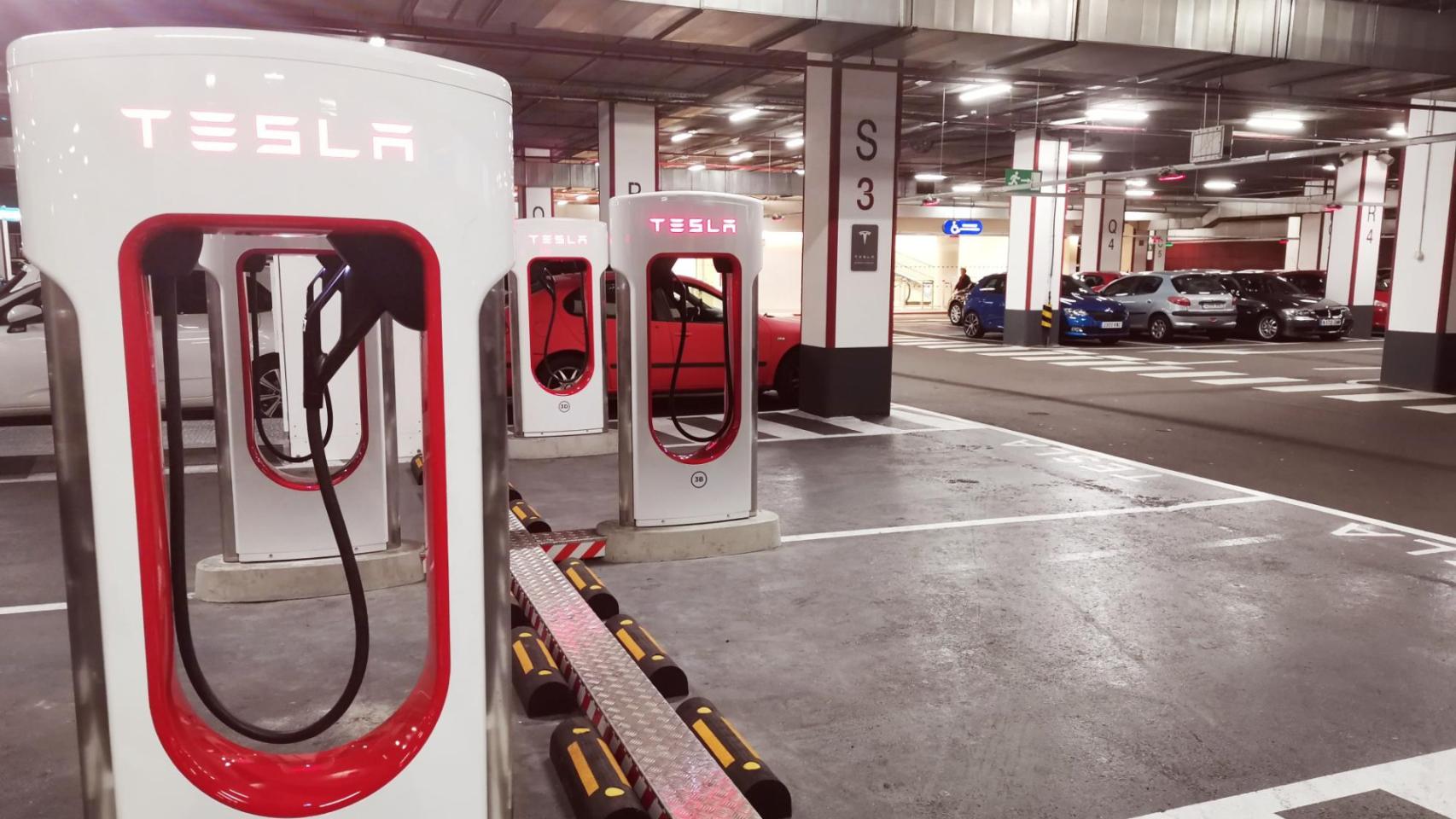 Los súper cargadores de Tesla instalados en la planta -1 del Centro Comercial Gran Vía.