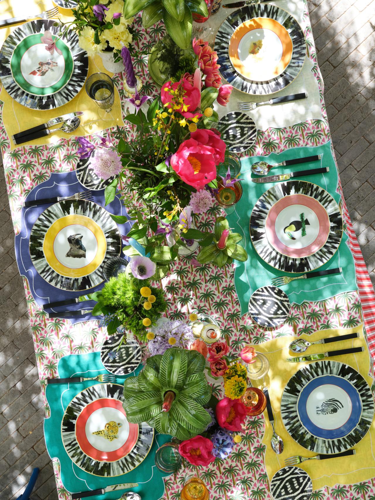 En las mesas de Eugenia no falta el color, ni las flores.