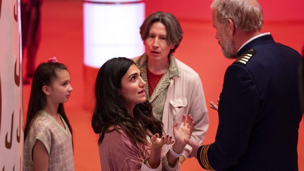 Ryan Clark (Hugh Laurie) lidiando con los pasajeros de 'Avenue 5' en la temporada 2.