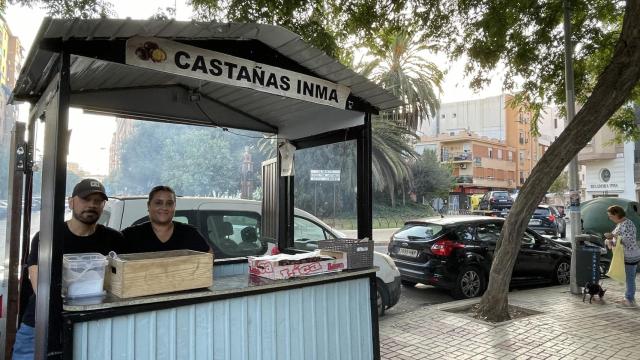 Antonio e Inma, en su puesto de castañas.