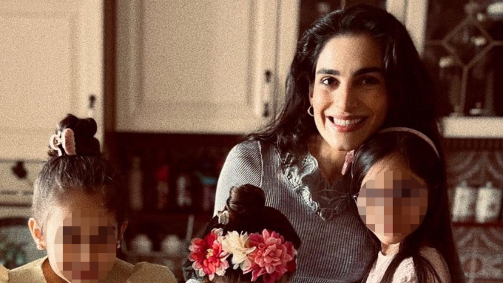 Zeynab Javadli junto a sus tres hijas en una imagen de Twitter.