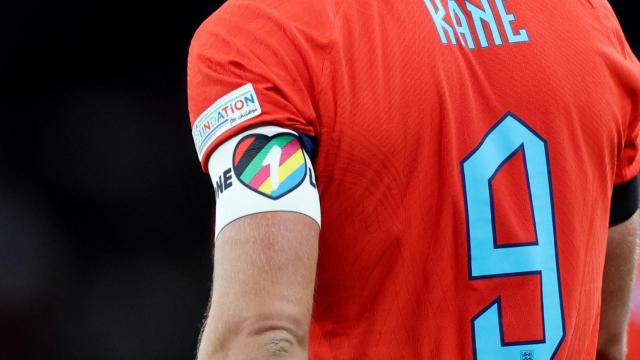 Harry Kane, con el brazalete arcoíris