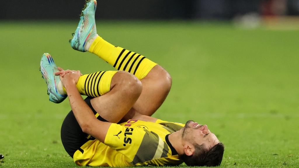 Raphael Guerreiro se duele tras recibir un golpe
